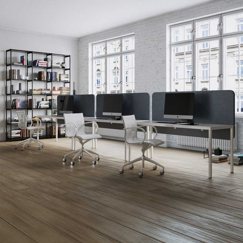 The 120 × 80 cm panel at a compact desk