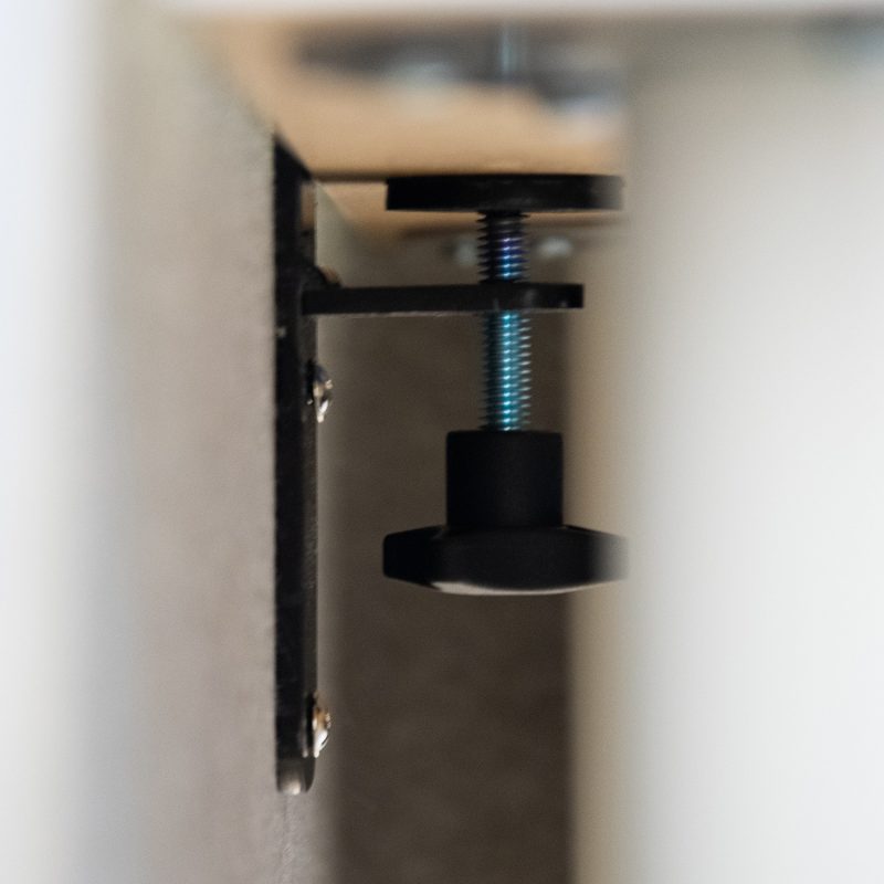 The side panel's connection with the desktop and the floor
